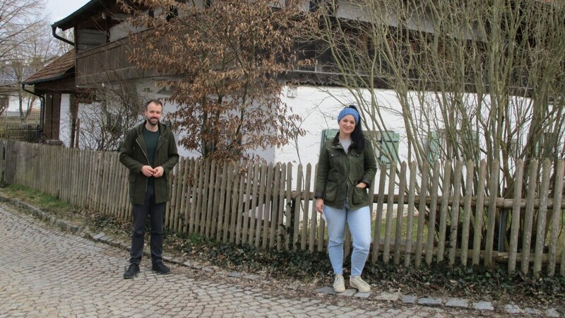 Bürgermeister Sebastian Stanglmaier und die scheidende Leiterin vor dem Museum, das heuer sein 25-jähriges Jubiläum feiert.