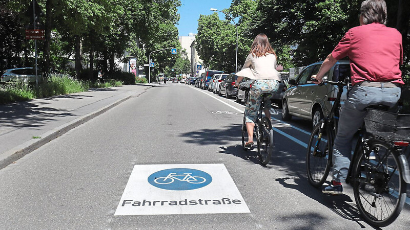 Nicht zu übersehen sind die "Fahrradstraßen"-Piktogramme. Unklarheiten gab es dagegen bei den Zusatzschildern: aus "Anliegern frei" wurde im Juli "KFZ frei".