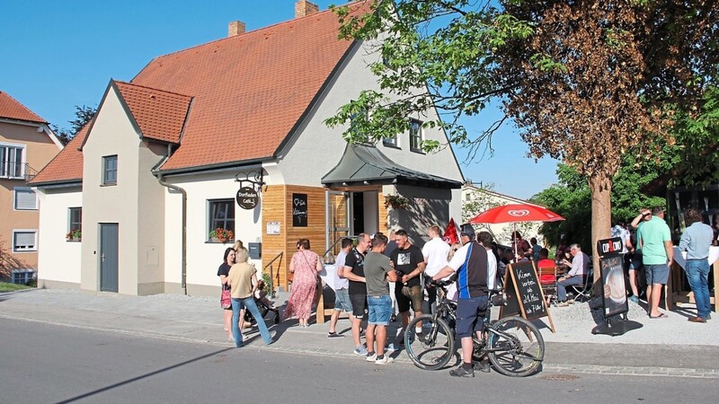 Aus dem ehemaligen Sparkassengebäude ist ein Dorfladen mit Café entstanden. Die Nahversorgung ist sichergestellt.