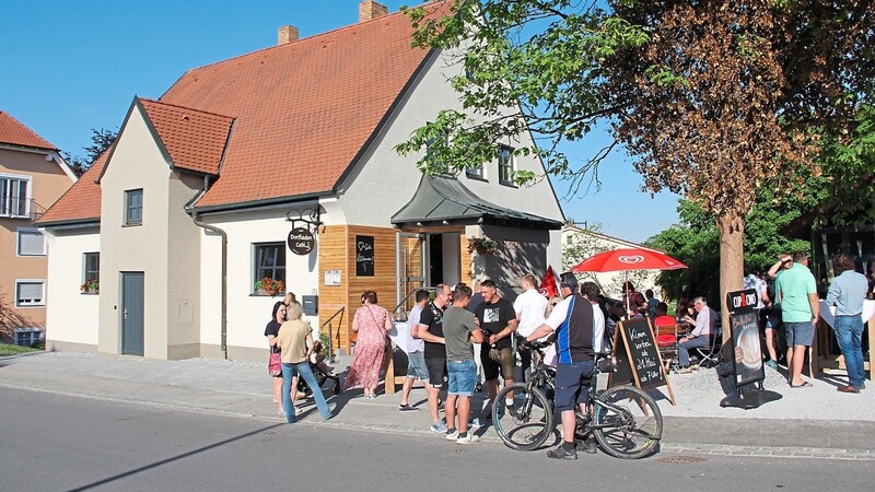 Aus dem ehemaligen Sparkassengebäude ist ein Dorfladen mit Café entstanden. Die Nahversorgung ist sichergestellt.