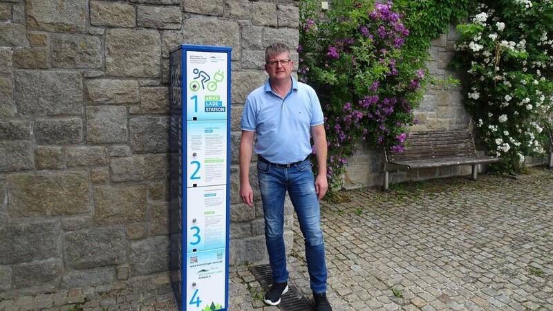 Bürgermeister Heinz Niedermayer bei Ladestation am Dorfplatz, wo die Ladekabel gestohlen wurden.