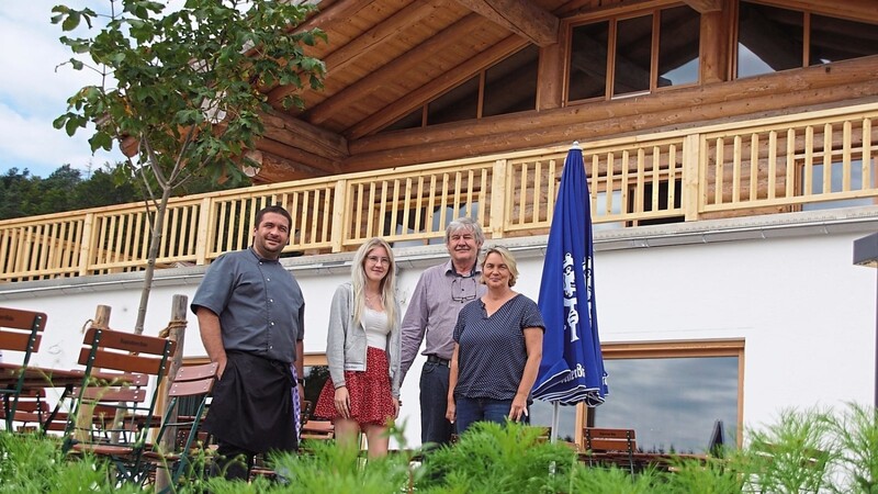 Rosi, Gerhard und Kathrin Laumer mit Küchenchef Thomas Sauerer (von rechts) vor dem Restaurant.