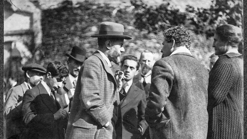 Ernst Toller (Mitte) und Max Weber (mit Hut) auf einer der "Lauensteiner Tagungen", wo Intellektuelle 1917 auf einer Burg im Fränkischen über die Zukunft Deutschlands nach dem Krieg debattierten.