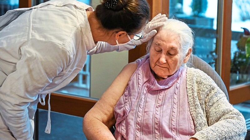 Zuwendung und Empathie sind für alte Menschen ein wichtiger Ansporn zum Weiterleben.
