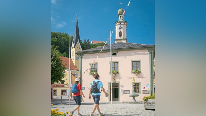 Urlaubsgäste, so wie hier in Riedenburg, können sich über den vom Tourismusverband im Landkreis Kelheim aufgelegten, neuen "Corona-Wegweiser" über ihre Ziele informieren.