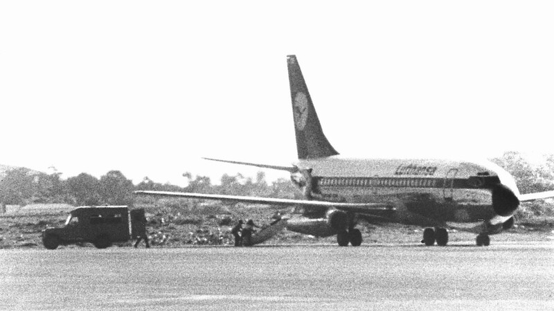 Oktober 1977: Die entführte "Landshut" steht in Mogadischu (Somalia). Die Antiterroreinheit GSG 9 stürmt einige Tage später das Flugzeug.