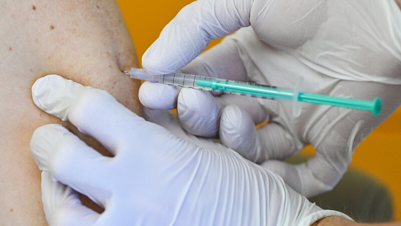In einer Hausarztpraxis bekommt ein Mann seine Erstimpfung gegen das Coronavirus mit dem Wirkstoff von Astrazeneca.