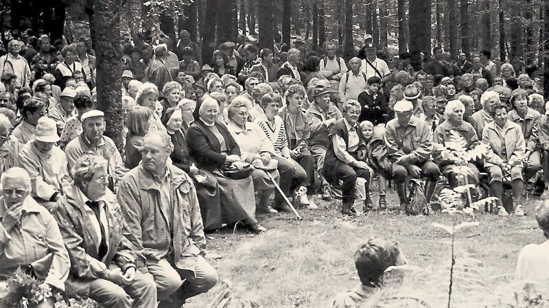 Dicht an dicht saßen auch 1995 die Kirchweihbesucher beim Gottesdienst auf dem "Sonnenfelsen" am Geißkopf.