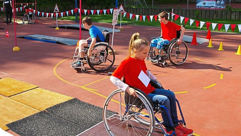 Ein wichtiger Teil des Rahmenprogramms ist der Rollstuhlparcours. Hier kann man spielerisch selbst die Erfahrung machen, welche Probleme es bereitet, wenn man auf einen Rollstuhl angewiesen ist.