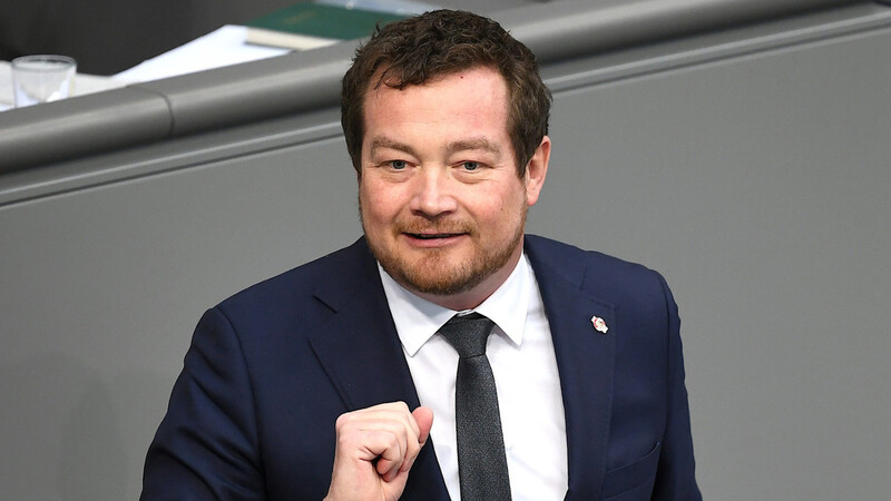 SPD-Spitzenkandidat Grötsch listete ein paar Vorhaben der SPD auf, wie den Mindestlohn von zwölf Euro.