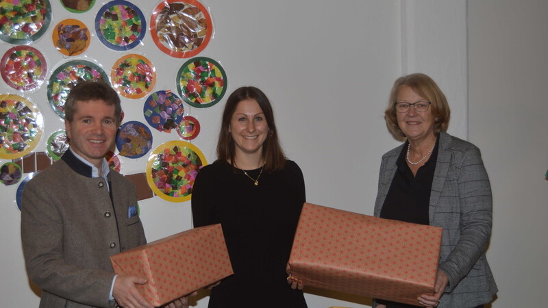 Bürgermeisterin Luise Hausberger und Bürgermeister Johann Schreff (links und rechts außen) übergaben die Geschenke an die Kindergarten-Chefin.