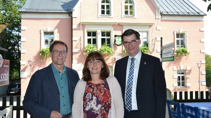 Karl Ecker (rechts) mit FWG-Vorsitzender Erika Wittstock-Spona und Hans Sailer, der 2020 für den Chefsessel im Rathaus kandidieren will.