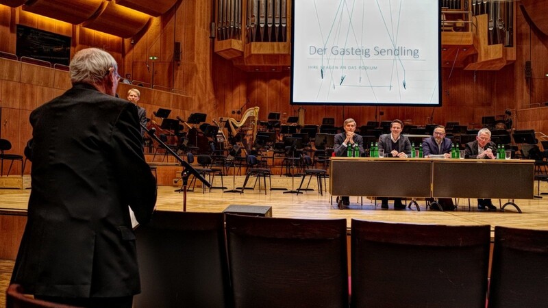 Max Wagner (Gasteig-Geschäftsführer, l.), Matthias Ambrosius (Orchestervorstand), Anton Biebl (Kulturreferent) und Paul Müller (Intendant der Philharmoniker) beantworten auf dem Podium Fragen der Abonnenten.