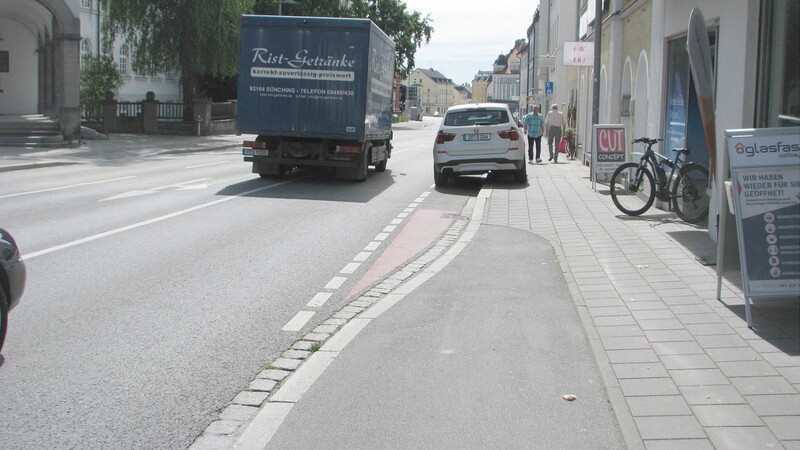 In der Inneren Passauer Straße sollen die Kurzzeitparkplätze abgeschafft werden, um einen eigenen Radweg zu ermöglichen und den Gehweg für die Fußgänger ohne Einschränkungen nutzbar zu machen. Vor der Persiluhr-Ampel sollen Aufstellflächen für Radler entstehen.