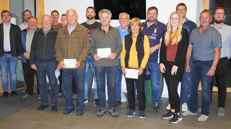 Langjährige Mitglieder und Funktionäre wurden vom FC Chamerau und vom Bayerischen Landessportverband ausgezeichnet.