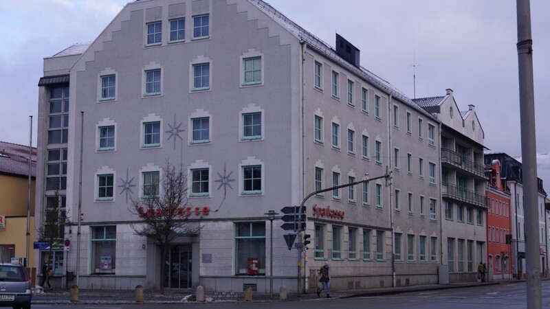 Total sanierungsbedürftig und asbestbelastet ist das Sparkassengebäude am Preysingplatz.