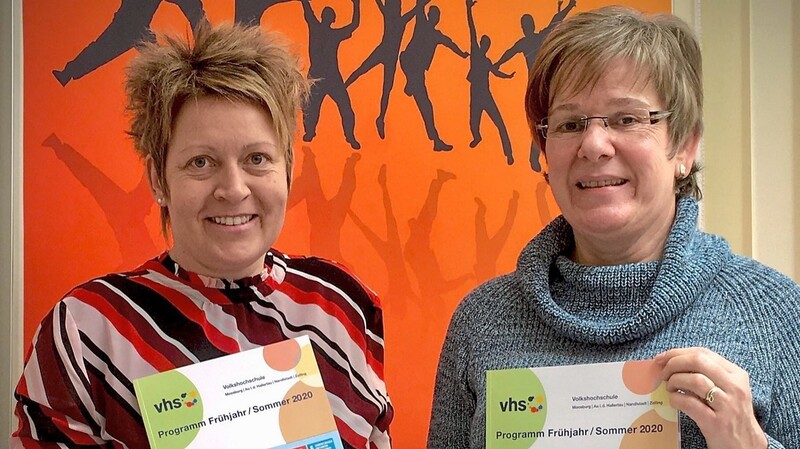 Vhs-Leiterin Ramona Meißner und Nicole Boenke-Feuring, zuständig für die Programmplanung, präsentieren das neue Semesterprogramm.