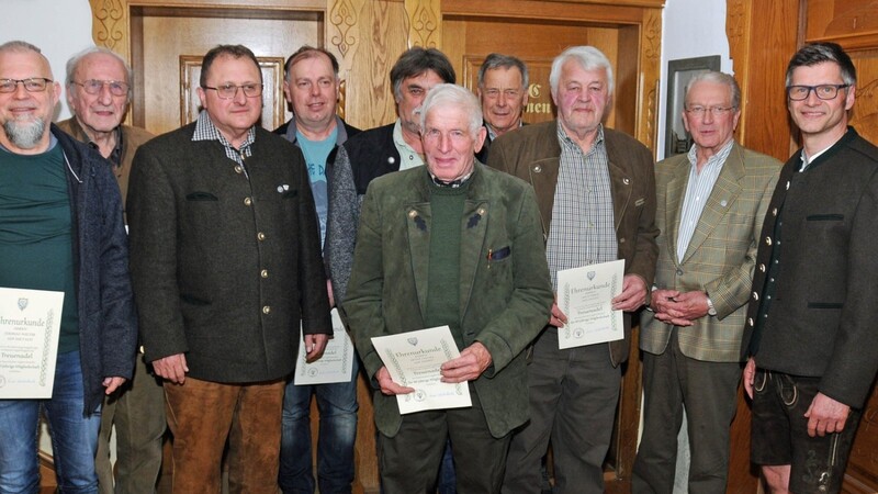 Für langjährige Treue zur BJV-Kreisgruppe ehrte der Vorsitzende Roland Heigl (r.) diese Mitglieder.  Fotos:
