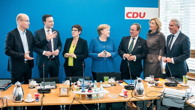 Die Stimmung am Montag im CDU-Vorstand war gelöst. Aber Parteichefin Annegret Kramp-Karrenbauer (3. v. l.) wird noch viel Überzeugungsarbeit leisten müssen.