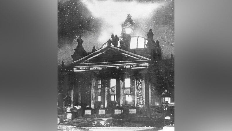 Der brennende Reichstag in der Nacht des 27. Februar 1933. Die Nazis nutzen die Lage zum Erlass der Notverordnung "Zum Schutz von Volk und Staat", die praktisch alle demokratischen Grundrechte außer Kraft setzte.