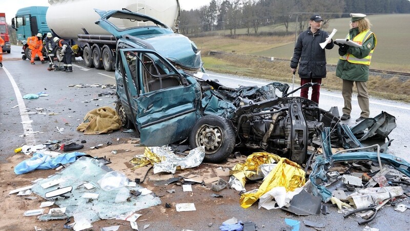 Zwei Tote forderte ein Unfall bei Weihmichl. Der hellblaue Lastwagen kam dem überholenden Mazda entgegen. Foto: Mathias Adam
