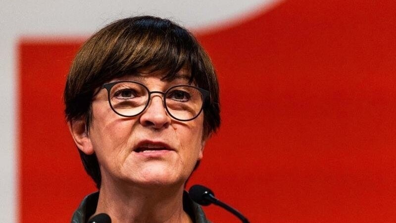 Saskia Esken, Bundesvorsitzende der SPD, kann sich nach eigener Aussage eine Parteispitze mit dem SPD-Generalsekretär Klingbeil sehr gut vorstellen.