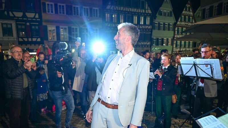 Boris Palmer, der alte und neue Oberbürgermeister von Tübingen, kommt nach seiner Wiederwahl auf den Marktplatz und empfängt Glückwünsche. Boris Palmer ist als Oberbürgermeister von Tübingen wiedergewählt worden. +++ dpa-Bildfunk +++