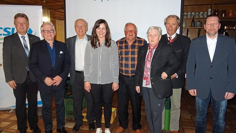 Die anwesenden für ihre Treue geehrten Mitglieder mit Bürgermeister Helmut Maier und der Europakandidatin Elisabeth Fuß (4.v.l.).