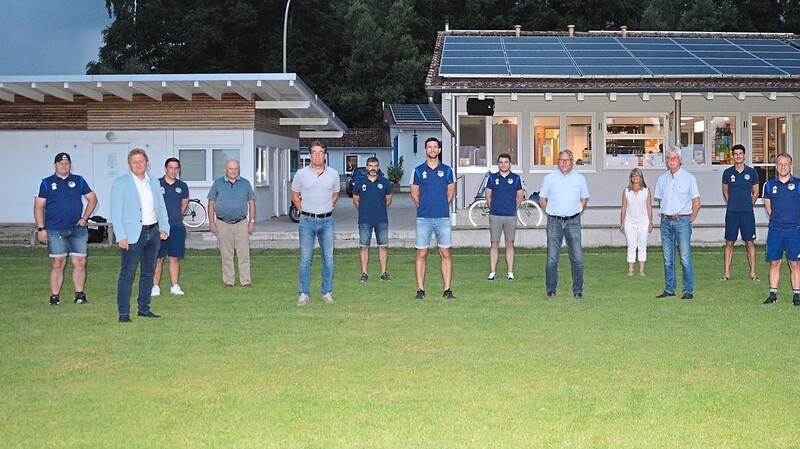 Der Vorstand des FC, alle Abteilungsleiter des Vereins, Ehrenvorsitzender Josef Salzberger und Bürgermeister Josef Beham.