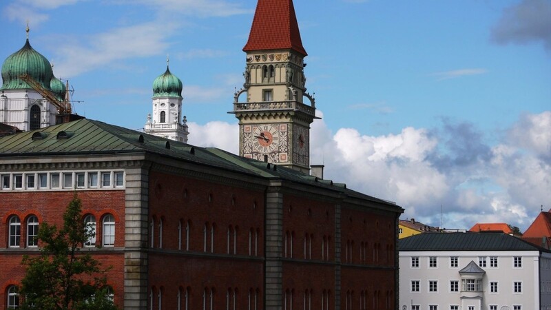 Im Passauer Ausländeramt (Gebäude im Vordergrund) hat ein Randalierer einen Mitarbeiter angegriffen. (Symbolbild)