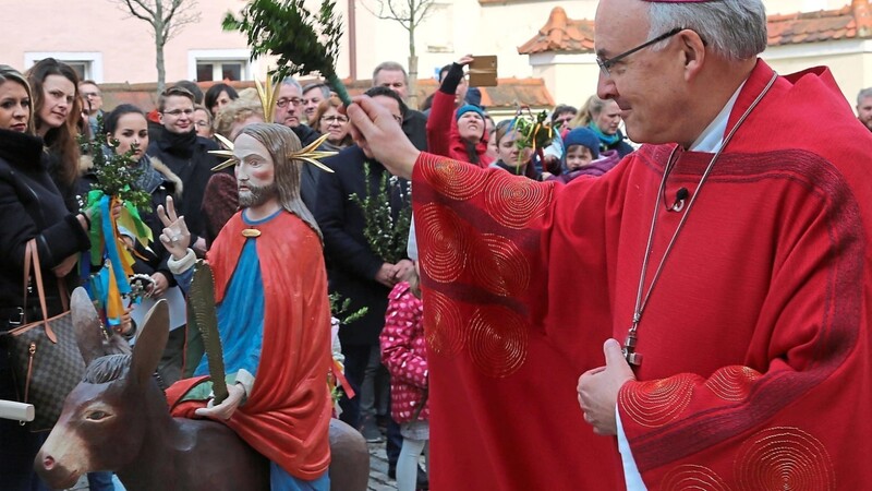 Bischof Voderholzer segnet den Palmesel