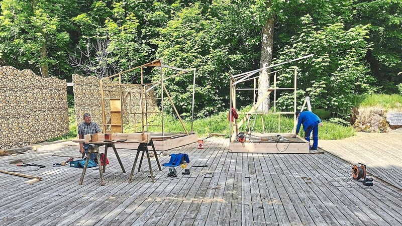 Auf Burg Lichteneck laufen die Vorbereitungen für die Theatersaison: Hier wird gerade an der Brandner-Hütte gebaut.