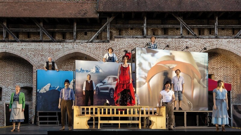 Das "Watzmann"-Ensemble auf der Bühne im Landshuter Prantlgarten mit Stefan Sieh als Bergbauernbua (Zweiter von rechts) und Katharina Elisabeth Kram (im roten Kleid) als Gailtalerin