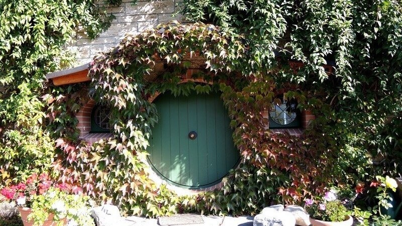 Die originalgetreu nachgestaltete Hobbit-Höhle ist der Eingang zum unterirdischen Tolkien-Museum von Bernd Greisinger im Weinbauerndorf Jenins im Schweizer Alpenkanton Graubünden.