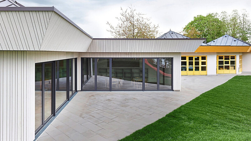 Der "Bund Deutscher Architekten" würdigte die gelungene Erweiterung des Kindergartens am Brauneckweg mit einer Auszeichnung und bezeichnete den Bau als "Musterbeispiel des zugleich kreativen wie respektvollen Umgangs mit dem Baubestand".