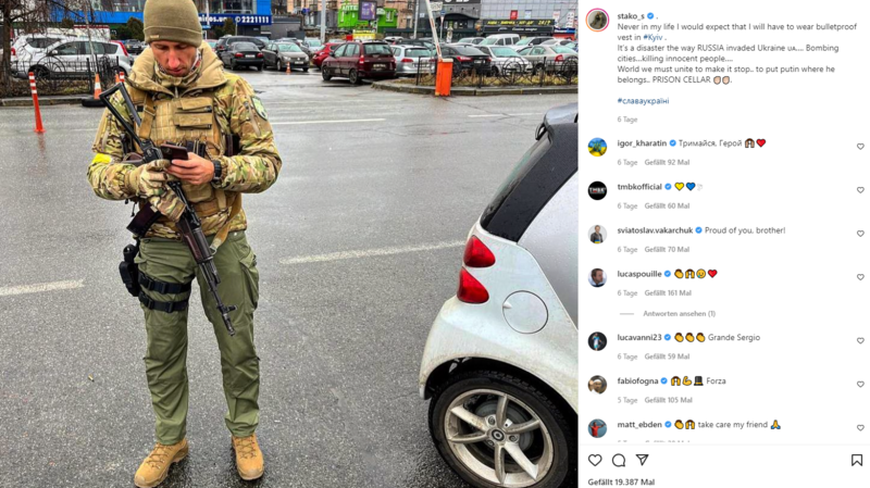 Statt T-Shirts und Sporthosen trägt der ukrainische Ex-Tennisspieler Sergej Stachowski eine schusssichere Weste und ein scharfes Gewehr bei sich. "Ich hätte nie gedacht, dass ich eines Tages eine schusssichere Weste in Kiew tragen muss", schreibt er unter einen Instagram-Post. Er fordert die Welt auf, den Krieg "gemeinsam zu stoppen" und Putin dort hin zu bringen, "wo er sich hingehört": in eine "Gefängniszelle".