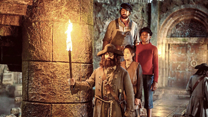 Jim (Solomon Gordon), Lukas (Henning Baum), Prinzessin Li Si (Leighanne Esperanzate) und der Oberpirat (Rick Kavanian) in der Piratenhöhle