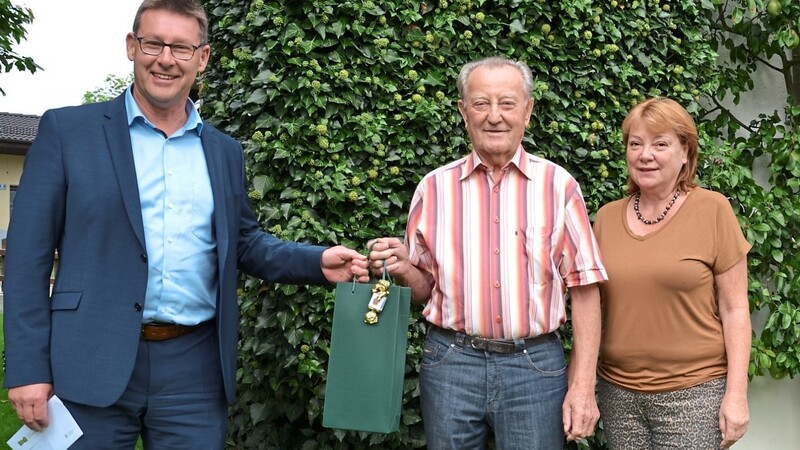 Im Garten seines Hauses empfing Richard Limmer (Mitte), hier an der Seite seiner Tochter Angelika, Bürgermeister Helmut Fichtner, der zum 85. Geburtstag des Hausherrn gratulierte.