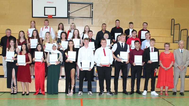 30 Absolventen freuen sich über ihren erfolgreichen Schulabschluss. Rektor Johann Pongratz (rechts) sowie die beiden Klassenlehrer Petra (zweite von rechts) und Bernahrd Weininger (links) gratulierten.
