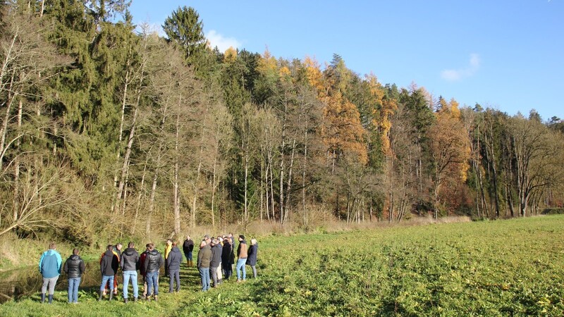 Der gemeinsame Ausflug führte die Teilnehmer nach Altdorf zum Bucher Graben. Für den Hochwasserschutz wurden dort Regenrückhaltebecken angelegt, die kürzlich zusammen mit dem Landschaftspflegeverband ökologisch aufgewertet wurden.