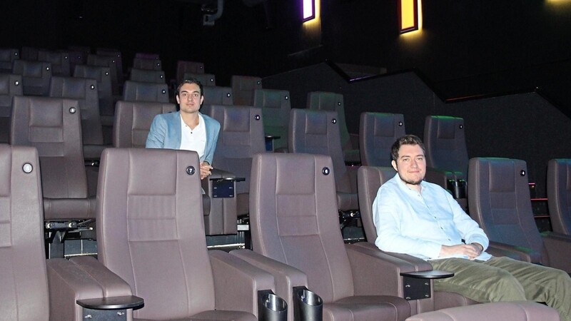 Im größten Kinosaal ist Abstandhalten kein Problem, wie Sebastian (hinten) und Michael Wittmann im Saal 9 demonstrieren.