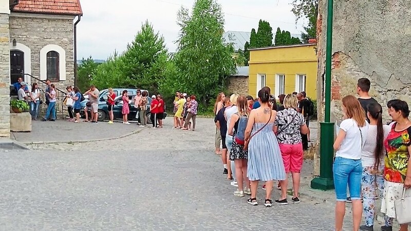 Lange Schlangen bilden sich regelmäßig vor der Ausgabestelle der katholischen Diözese Kamyanets-Podilsky im Südwesten der Ukraine, die an Moldawien angrenzt.