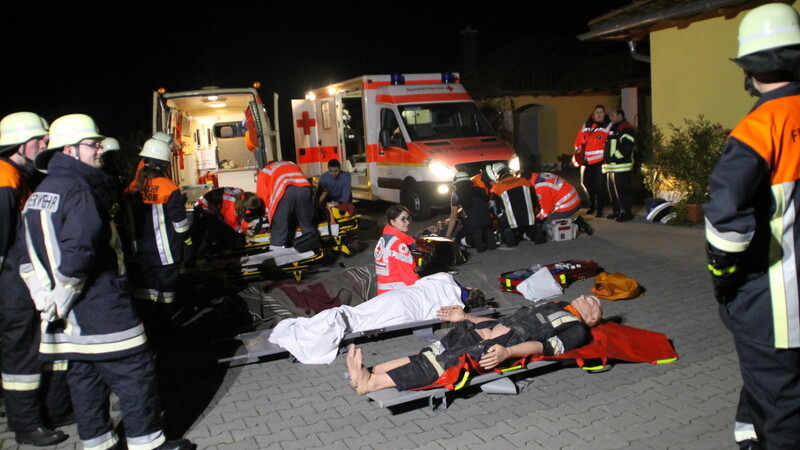 Die Mitglieder des BRK kümmerten sich an der Verletztenstelle um die verletzten Personen.