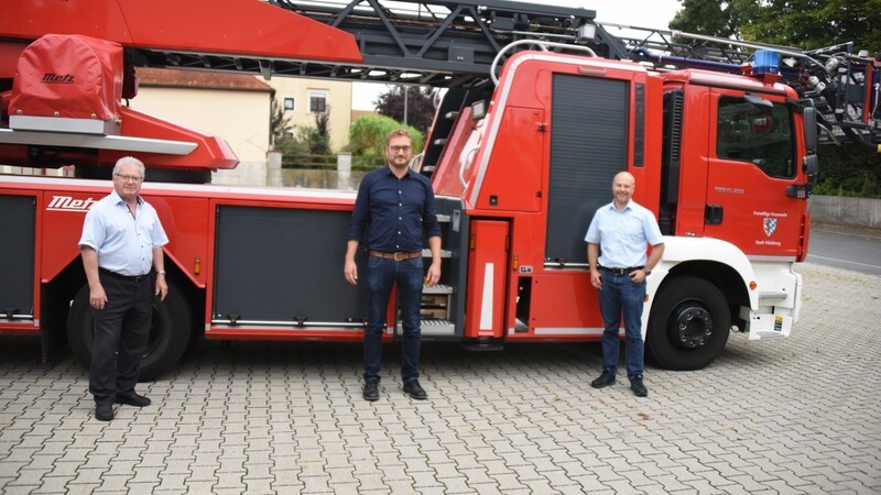 Der Vilsbiburger Feuerwehr-Vorsitzende Johann Sarcher, Kommandant Florian Grimm und stellvertretender Kommandant Wolfgang Metz.