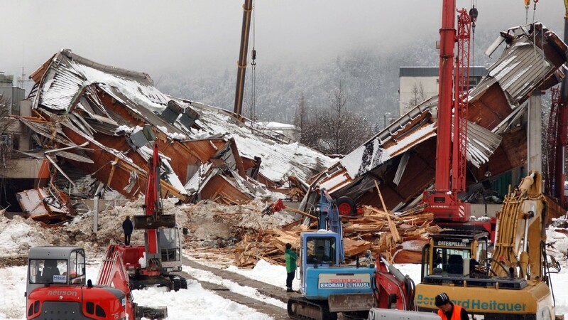 Rettungskräfte arbeiten am 03.01.2006 in Bad Reichenhall an der eingestürzten Eissporthalle. Der Einsturz der Eishalle bei dem 15 Menschen ums Leben kamen, liegt am 02.01.2016 zum zehn Jahre zurück.