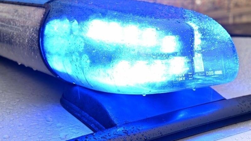 Ein Streifenwagen der Polizei steht mit eingeschaltetem Blaulicht. (Symbolbild)