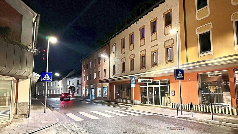 In der Nacht zum Mittwoch gingen beim Fußgängerüberweg auf der Von-Müller-Straße die beiden neu installierten Leuchten erstmals in Betrieb.