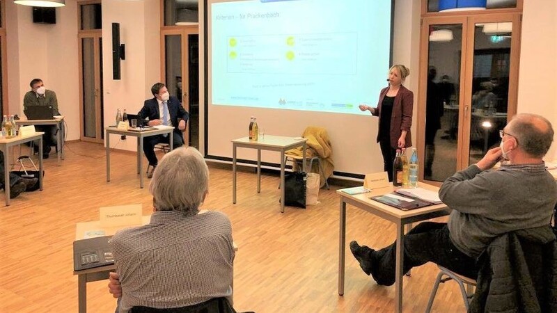 Gudrun Reckerziegel informierte die Prackenbacher Gemeinderäte bereits im Dezember für das Thema Fairtrade. Jetzt sollen erste Schritte umgesetzt werden. In den Sitzungen gibt es künftig faire Getränke.