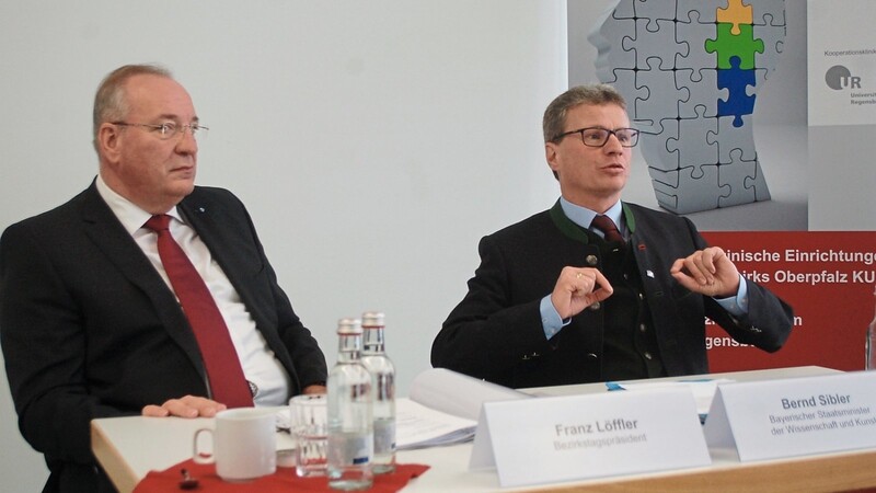 Bayerns Wissenschaftsminister Bernd Sibler (r.) und der Oberpfälzer Bezirkstagspräsident Franz Löffler demonstrierten bei der Pressekonferenz Einigkeit.