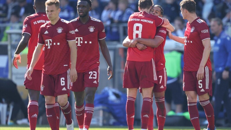 Die Spieler des FC Bayern München feiern den Torschützen zum 2:0, Serge Gnabry (2.v.r.).